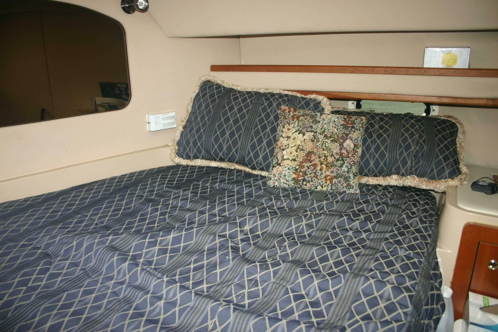 2001 Cruisers Yachts 3750 Motor Yacht