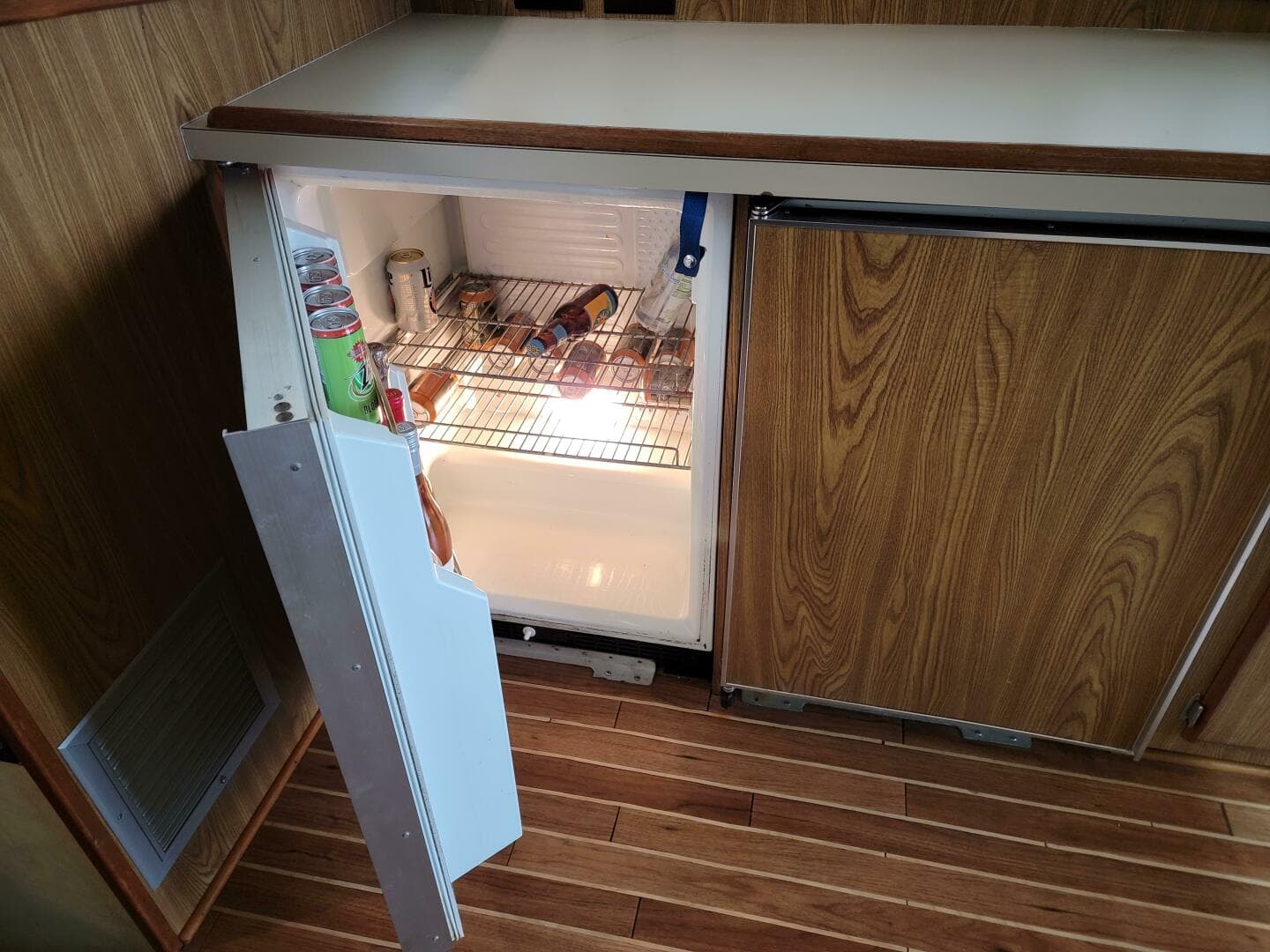 1983 Bertram 33 Flybridge Cruiser