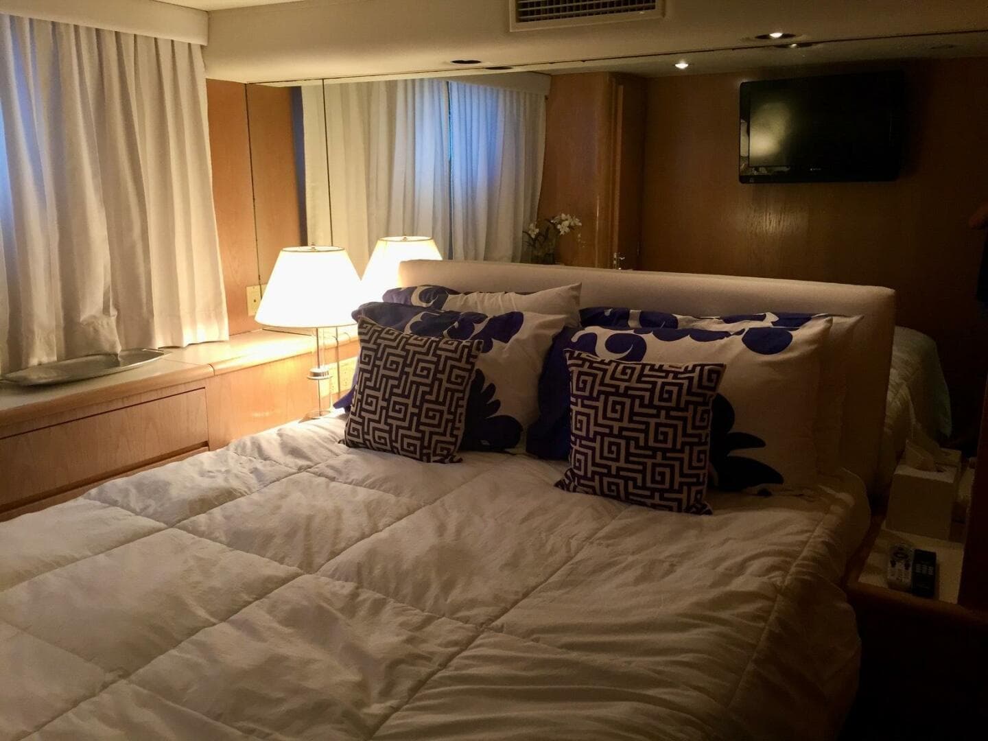 1994 Hatteras 70 Cockpit Motor Yacht