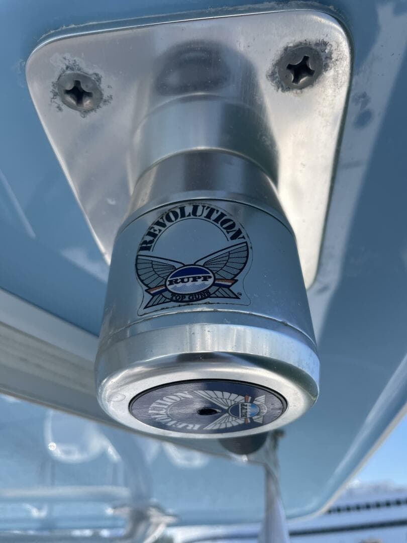 2018 Invincible 42 Center Cabin