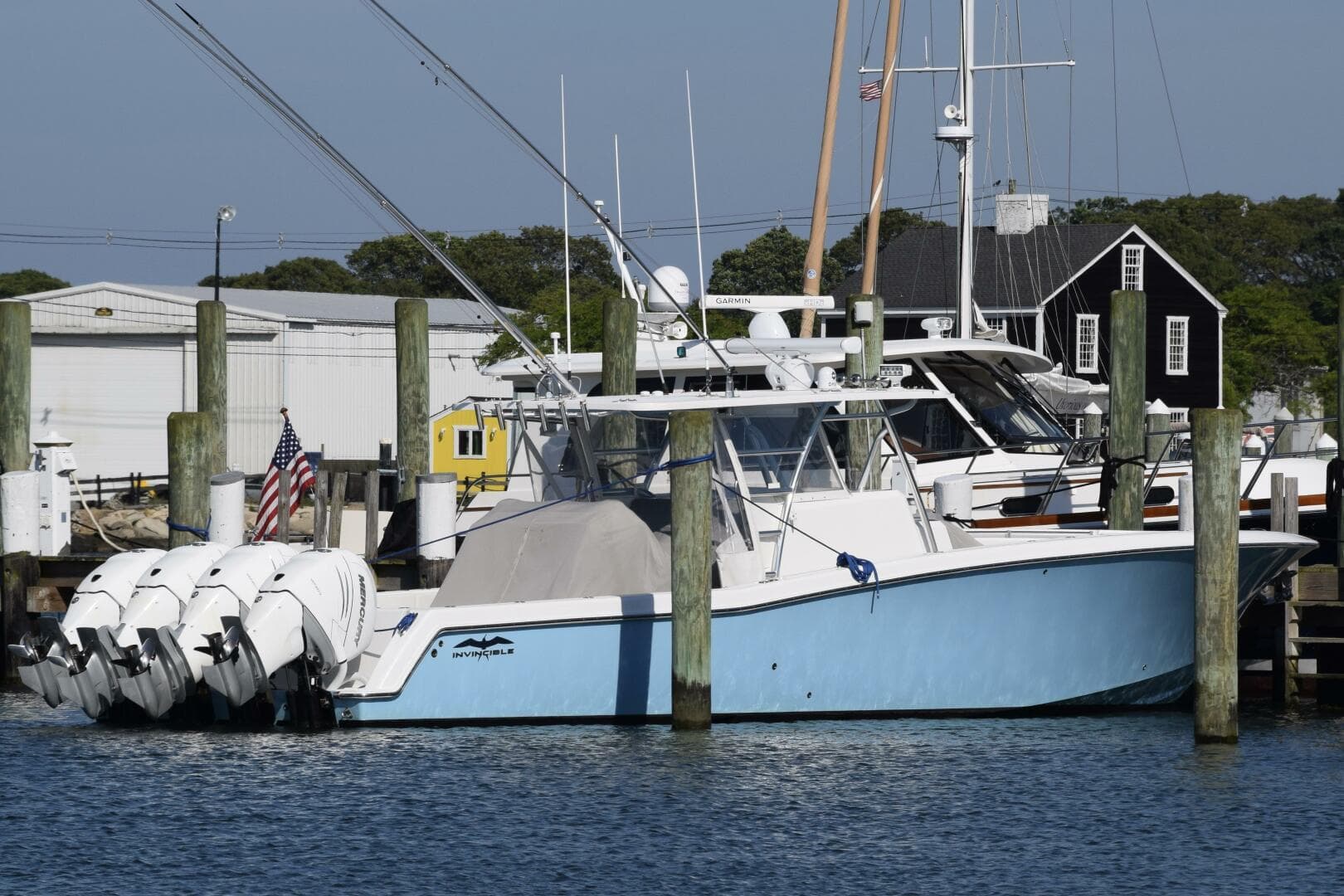 2018 Invincible 42 Center Cabin