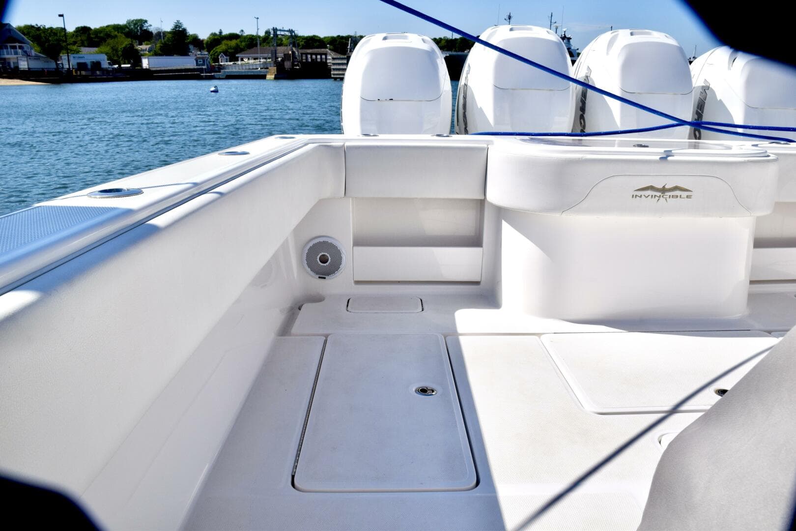 2018 Invincible 42 Center Cabin