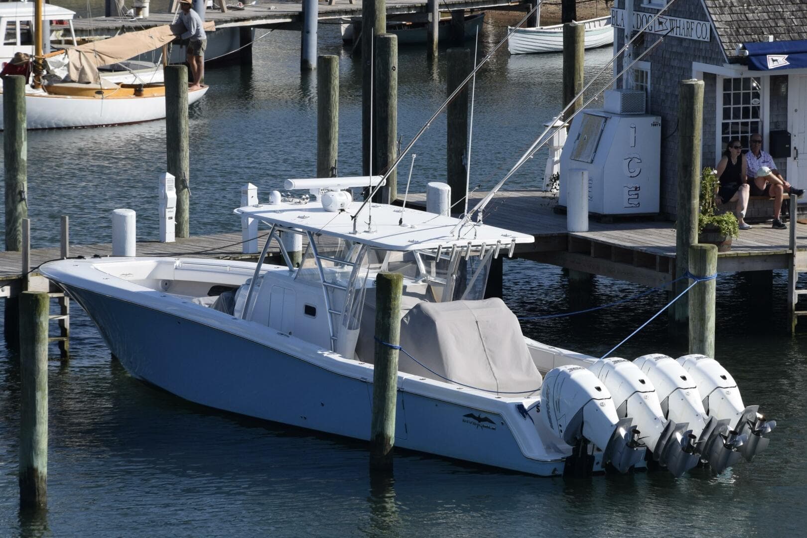 2018 Invincible 42 Center Cabin