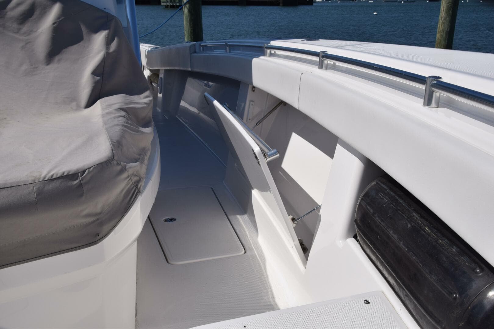 2018 Invincible 42 Center Cabin