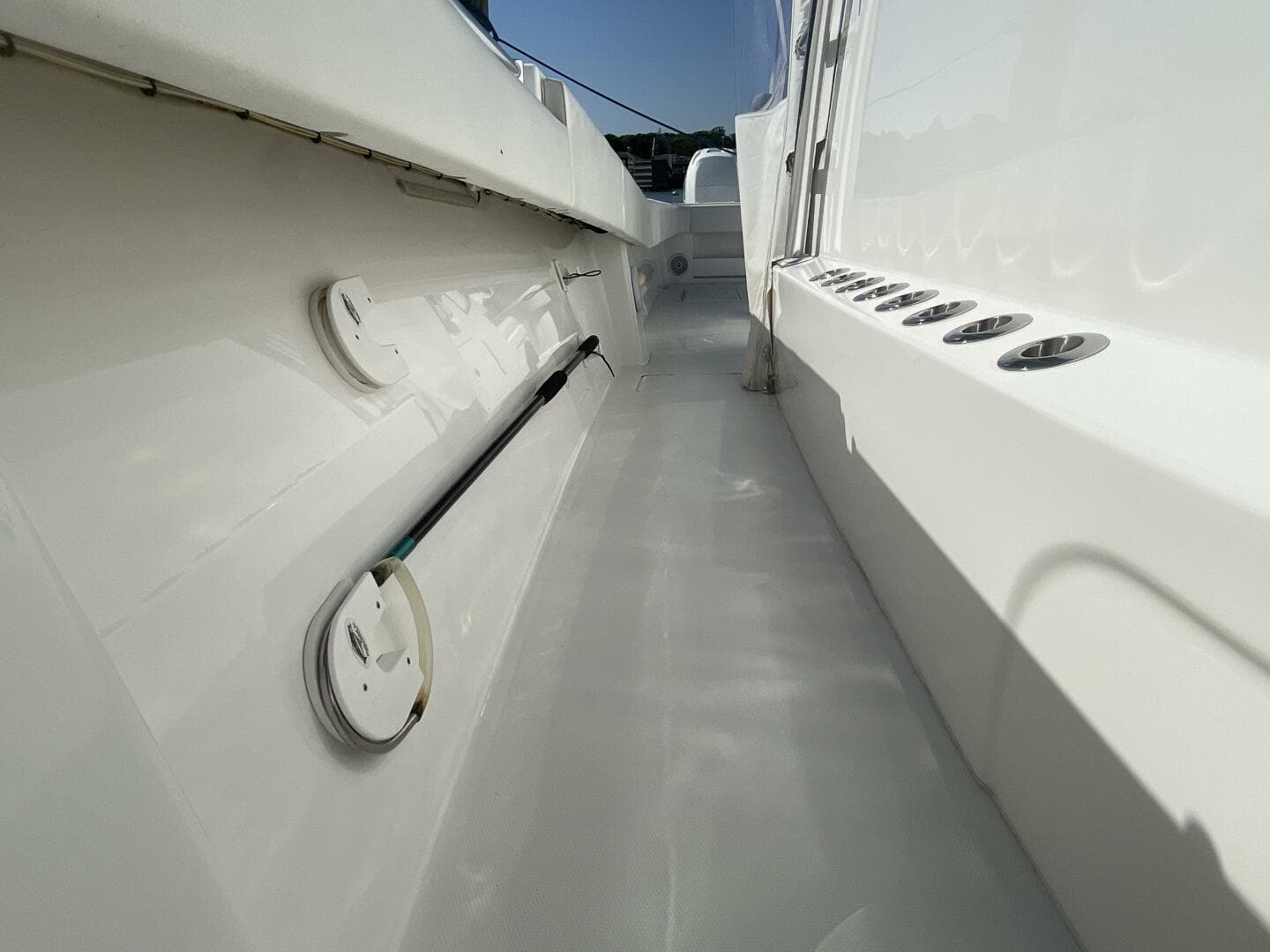 2018 Invincible 42 Center Cabin
