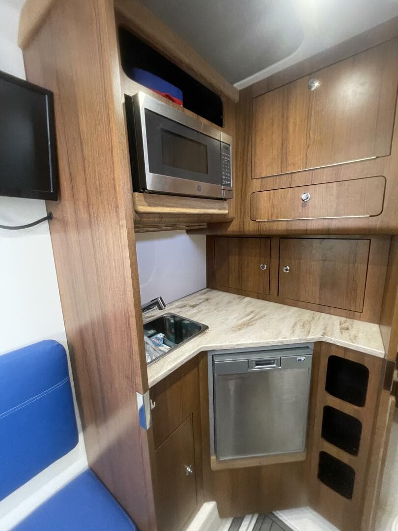 2018 Invincible 42 Center Cabin