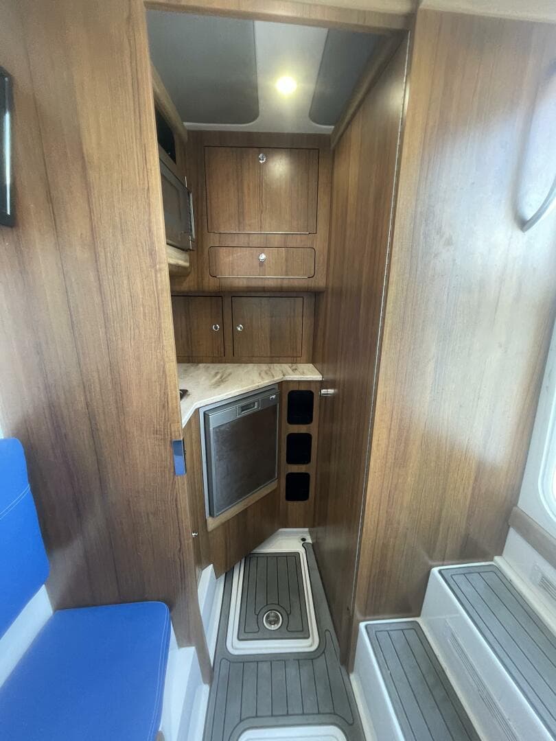 2018 Invincible 42 Center Cabin