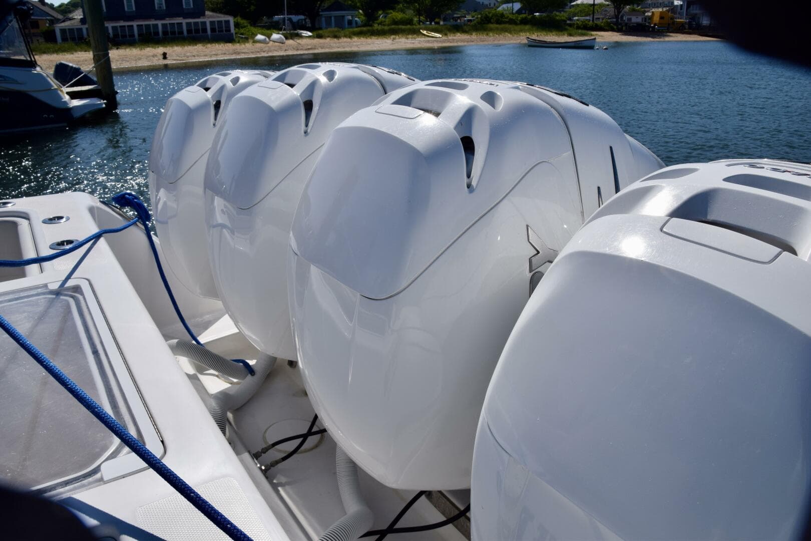 2018 Invincible 42 Center Cabin