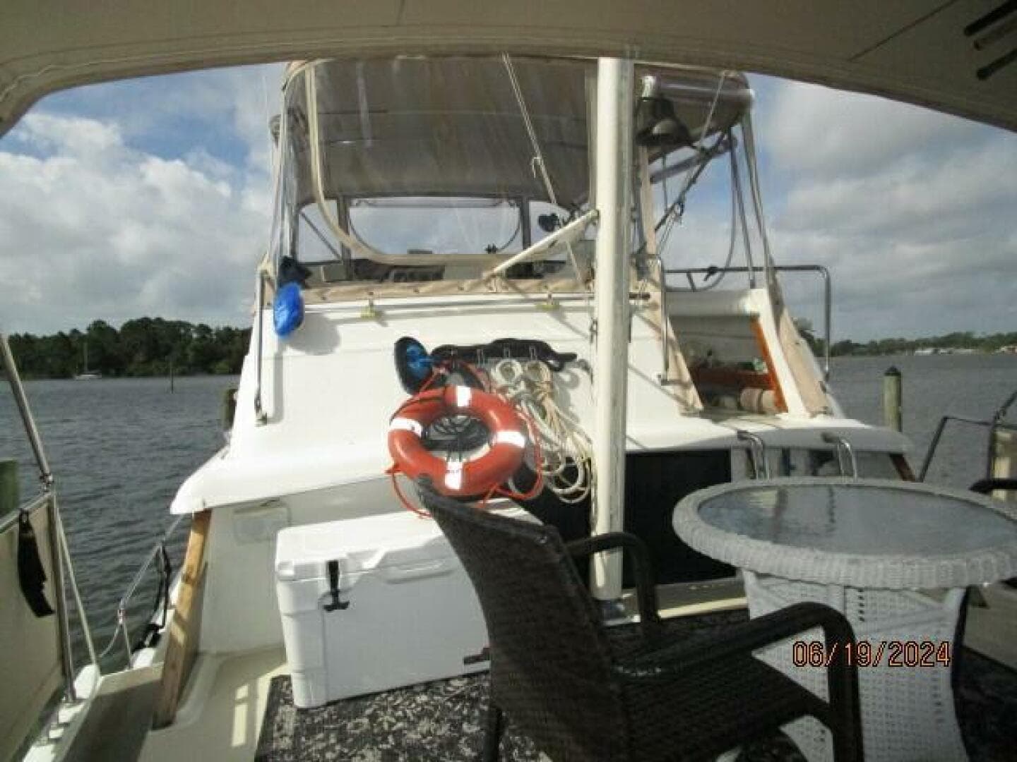 40' Mainship sundeck forward