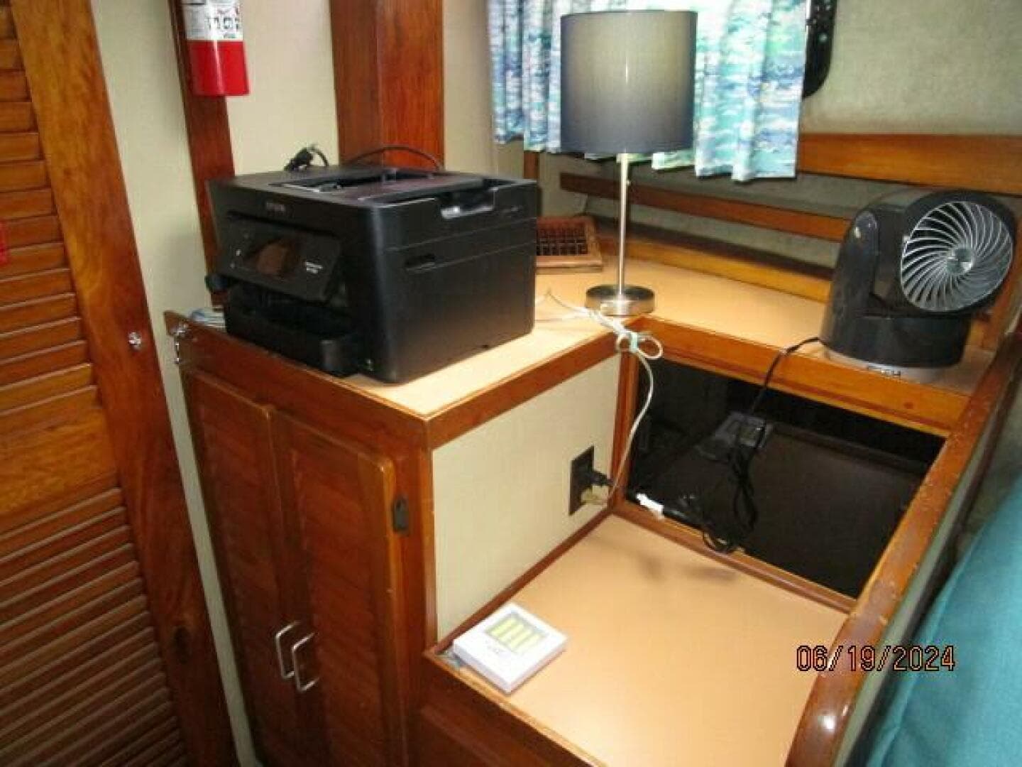 40' Mainship guest stateroom port aft
