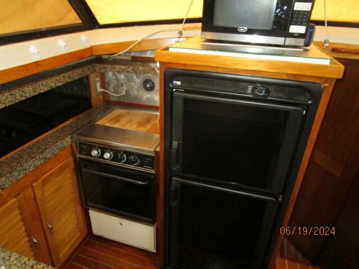 40' Mainship galley4