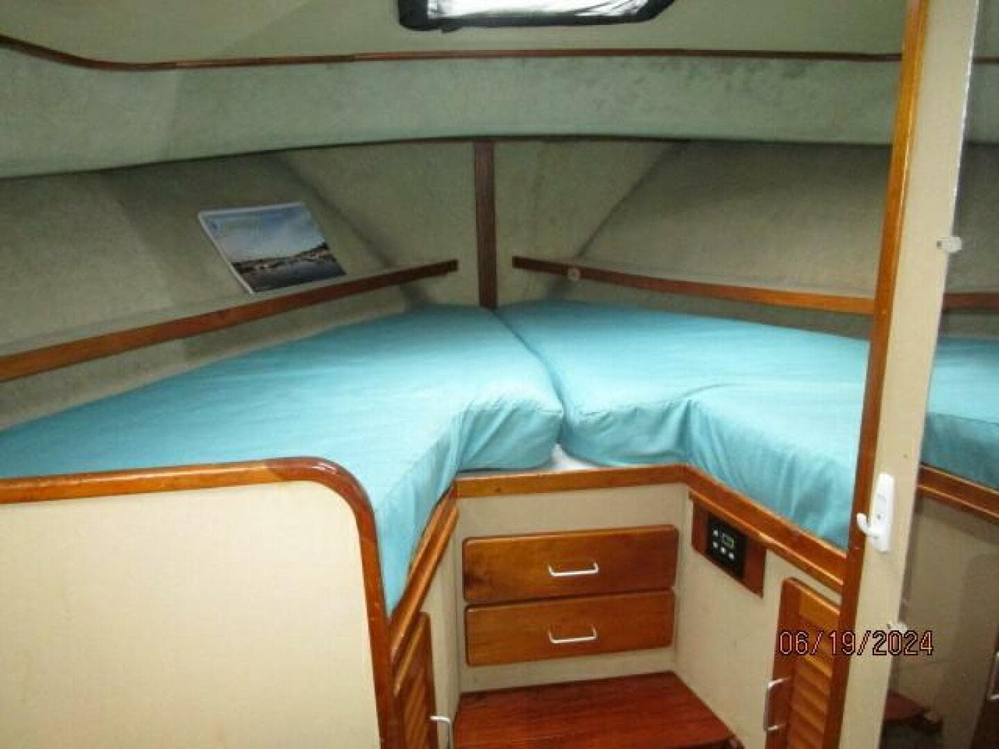 40' Mainship guest stateroom