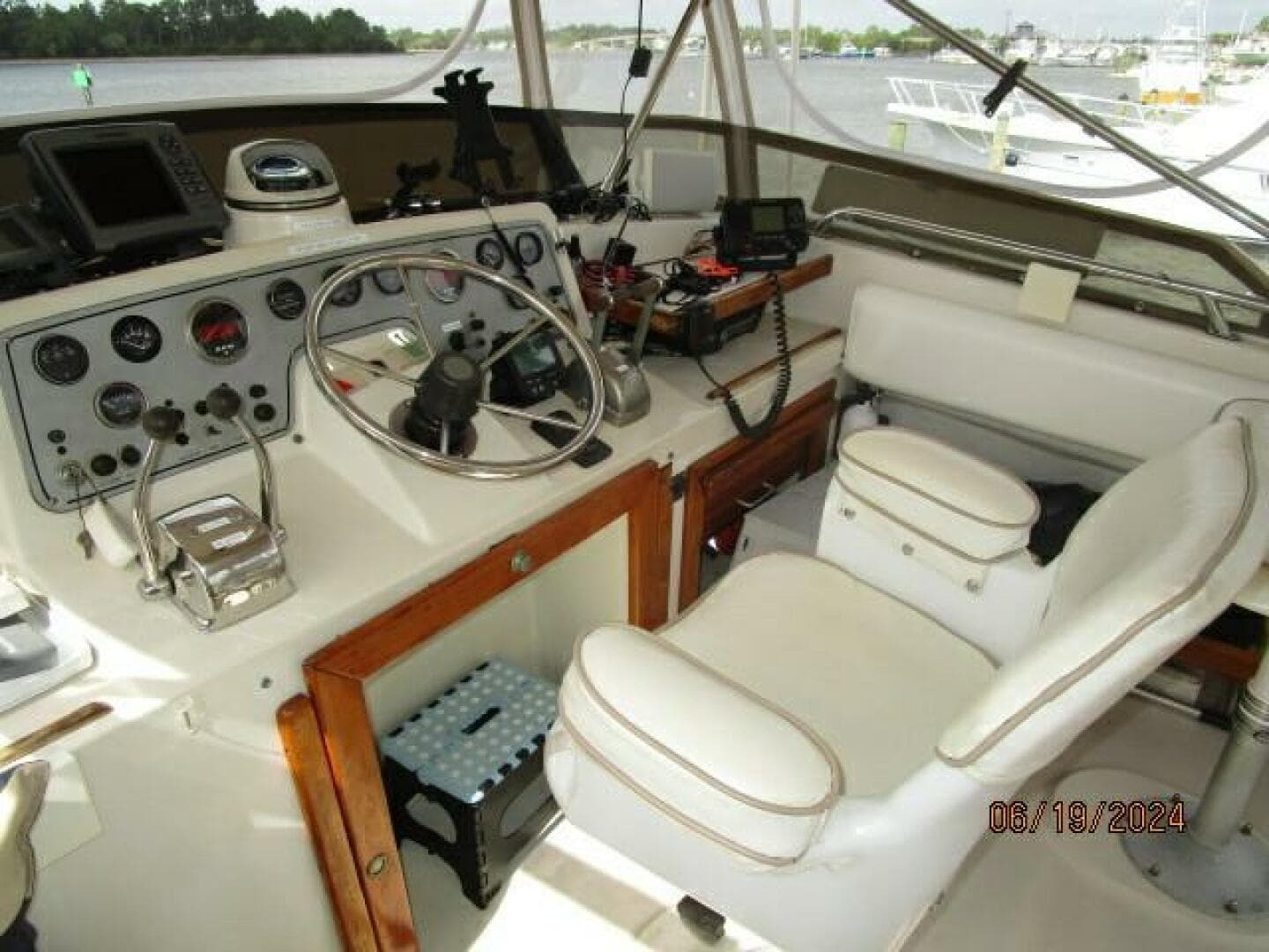 40' Mainship flybridge helm1
