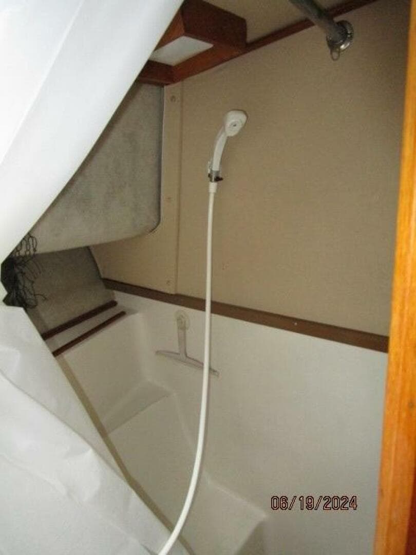 40' Mainship guest stateroom shower