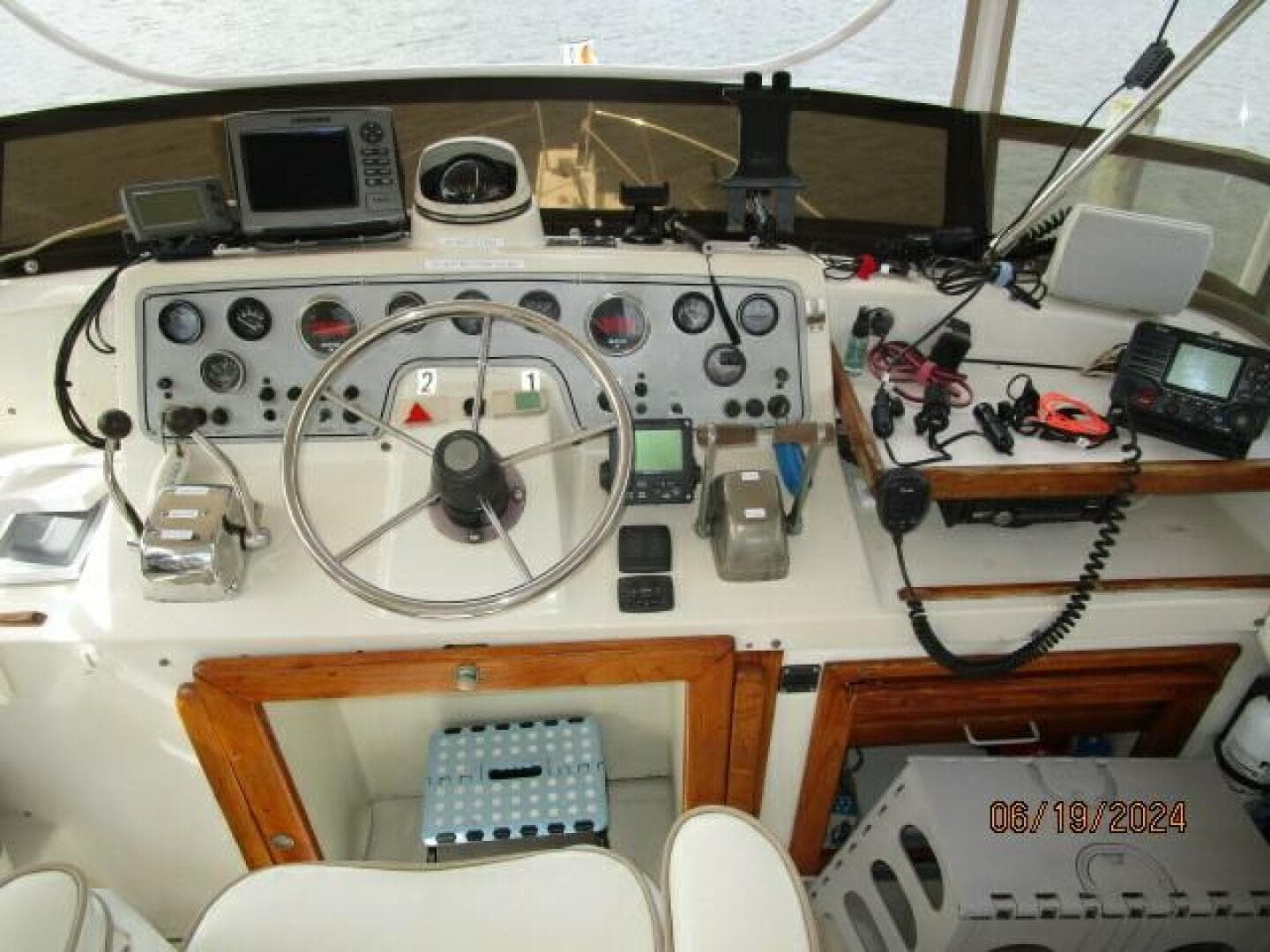 40' Mainship flybridge helm2