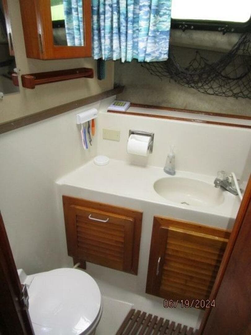 40' Mainship guest stateroom head