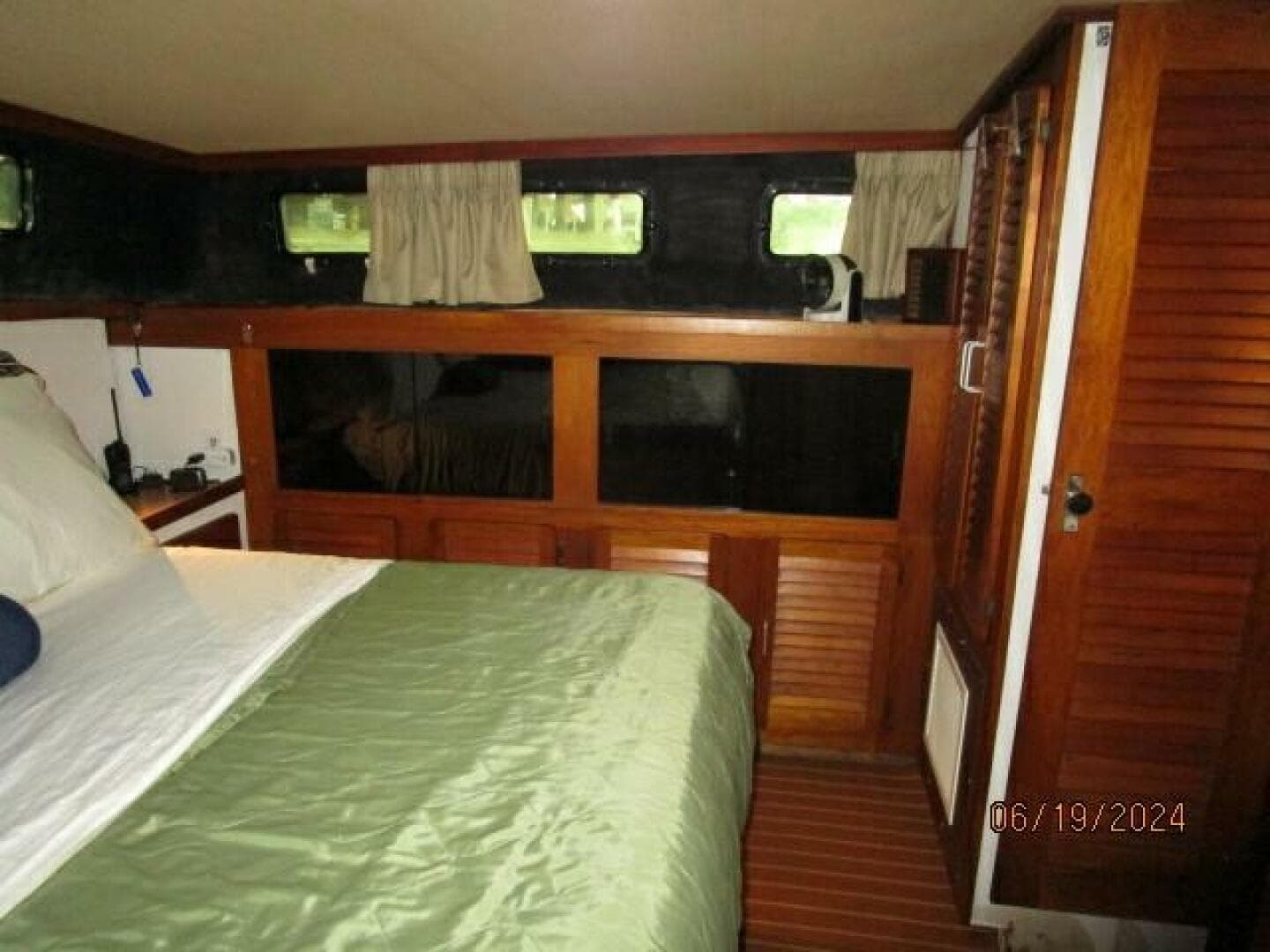 40' Mainship master stateroom port