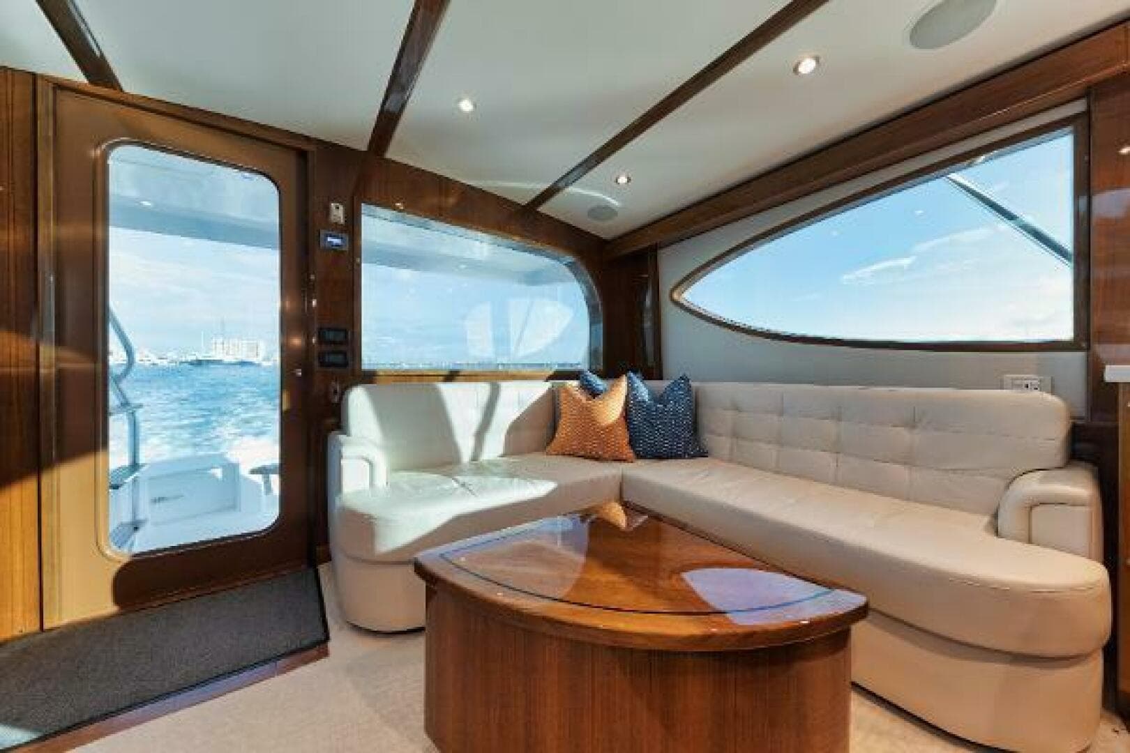 54' Hatteras GT54 - Salon 