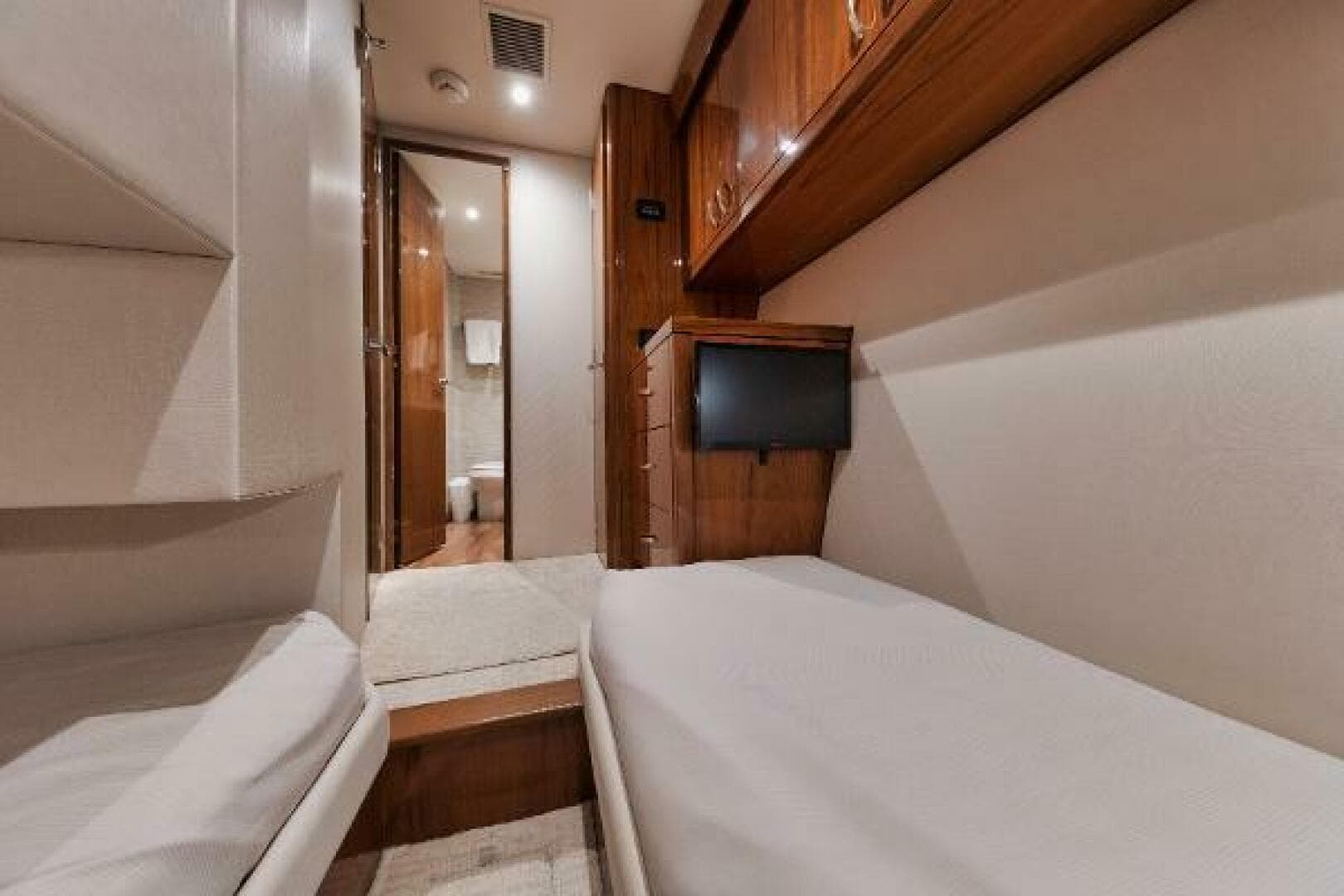54' Hatteras GT54 - Guest Stateroom 