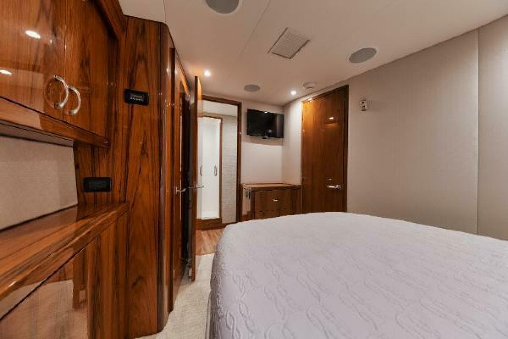 54' Hatteras GT54 - VIP Stateroom that the only card i