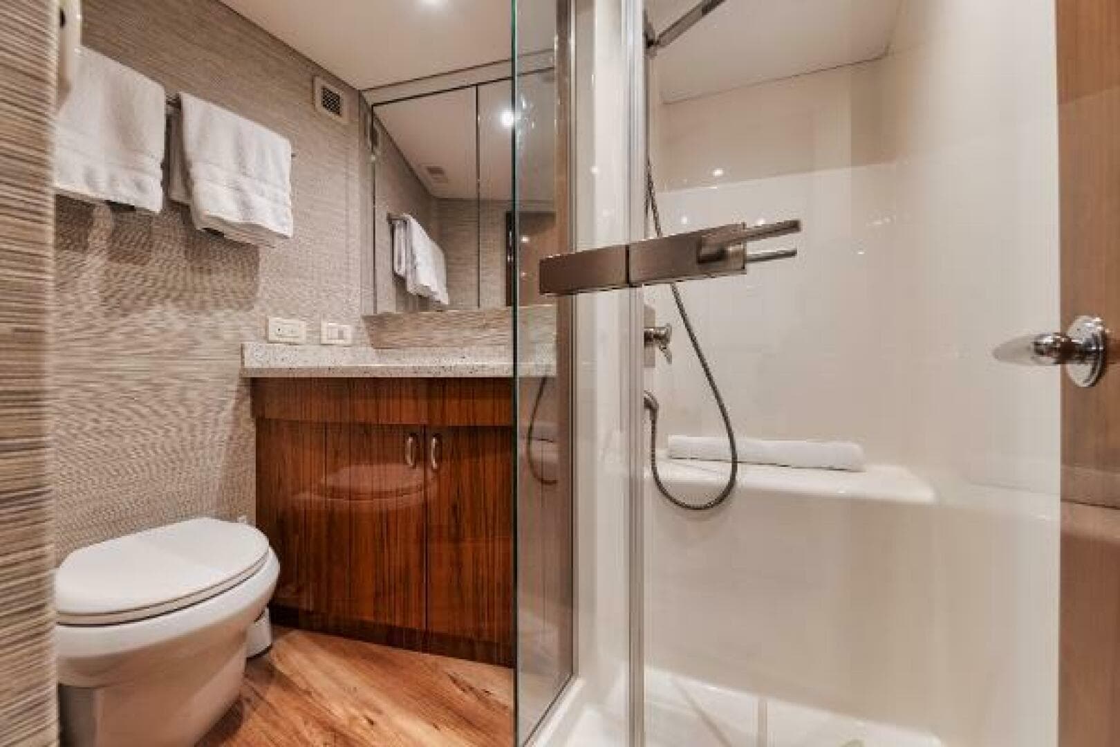 54' Hatteras GT54 - Guest Head 