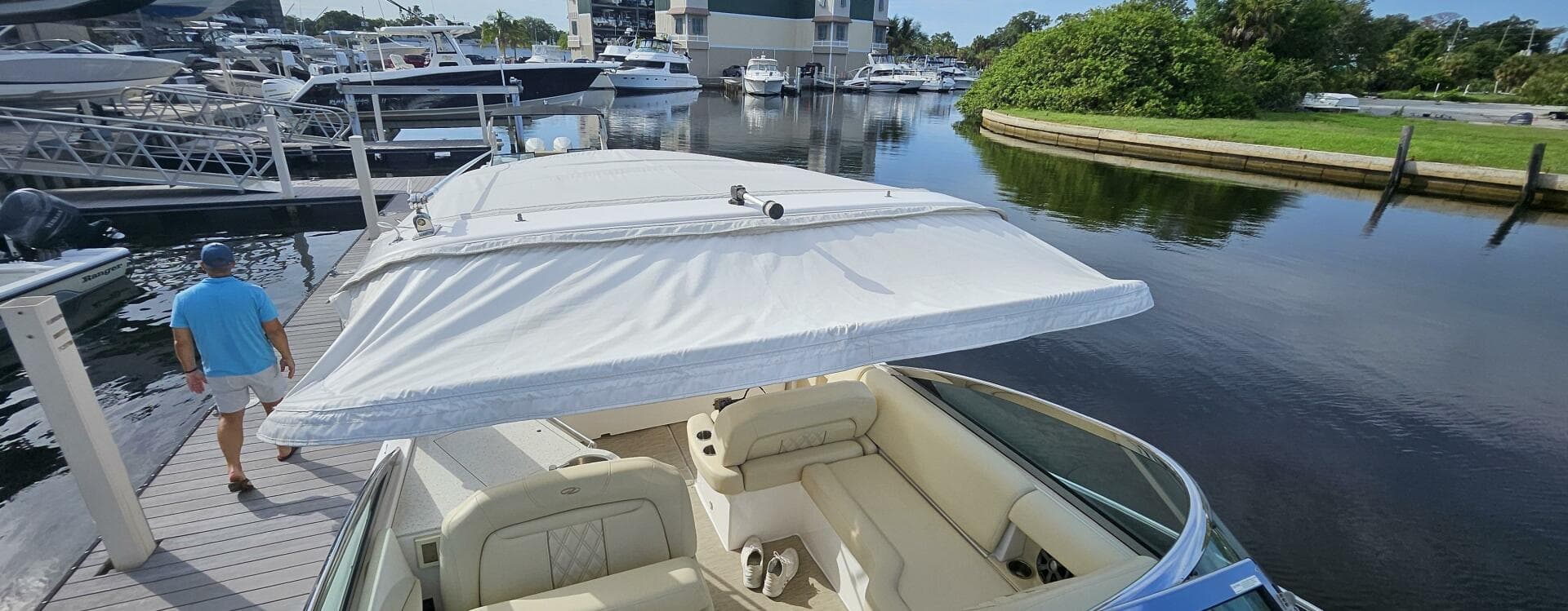 2018 Regal 33 XO Express Cruiser Outboard
