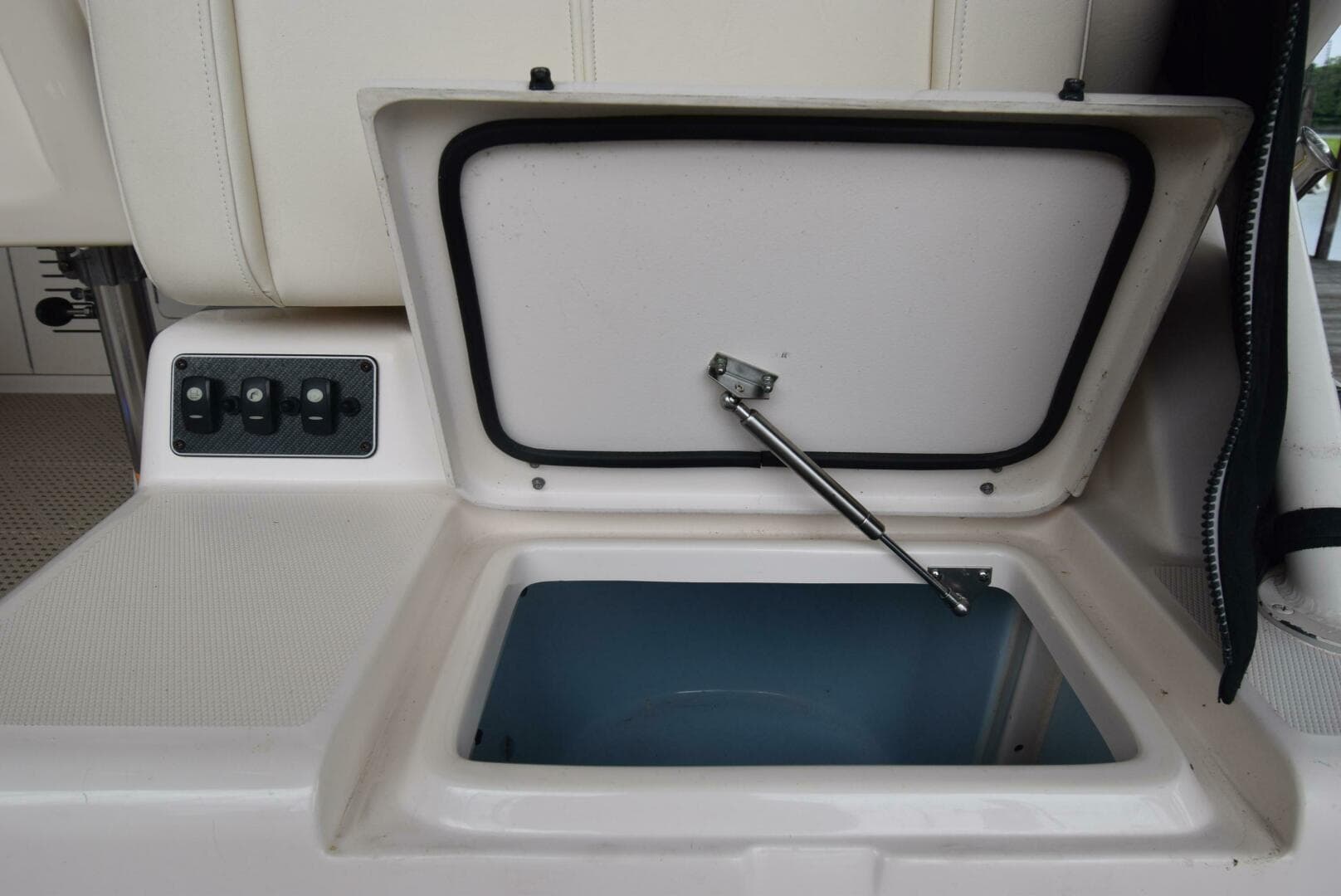 2016 Grady-White Express 330