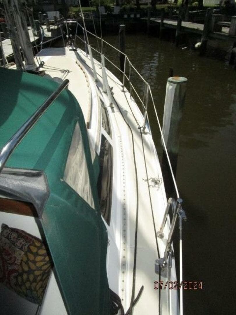 34' Catalina starboard side deck2