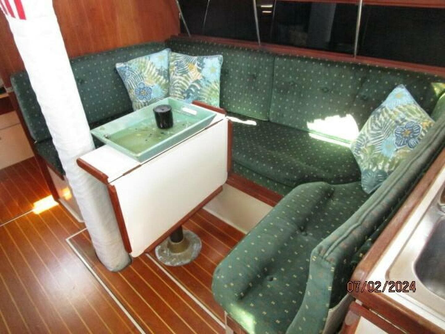 34' Catalina salon starboard seating1
