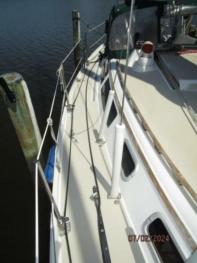 34' Catalina starboard side deck1
