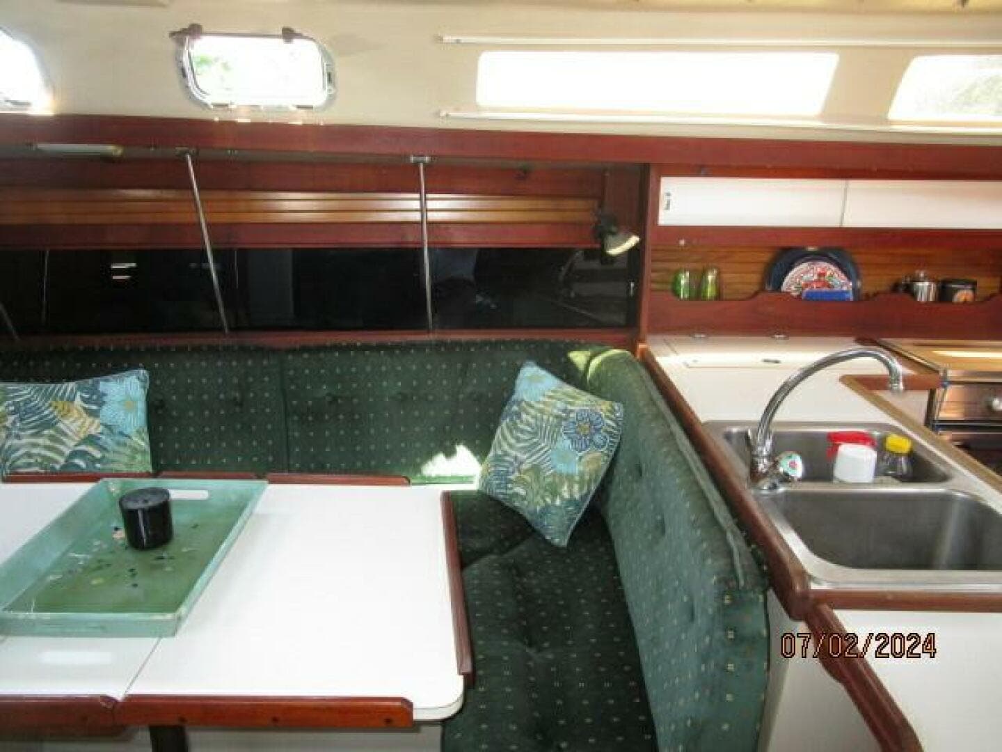 34' Catalina salon starboard