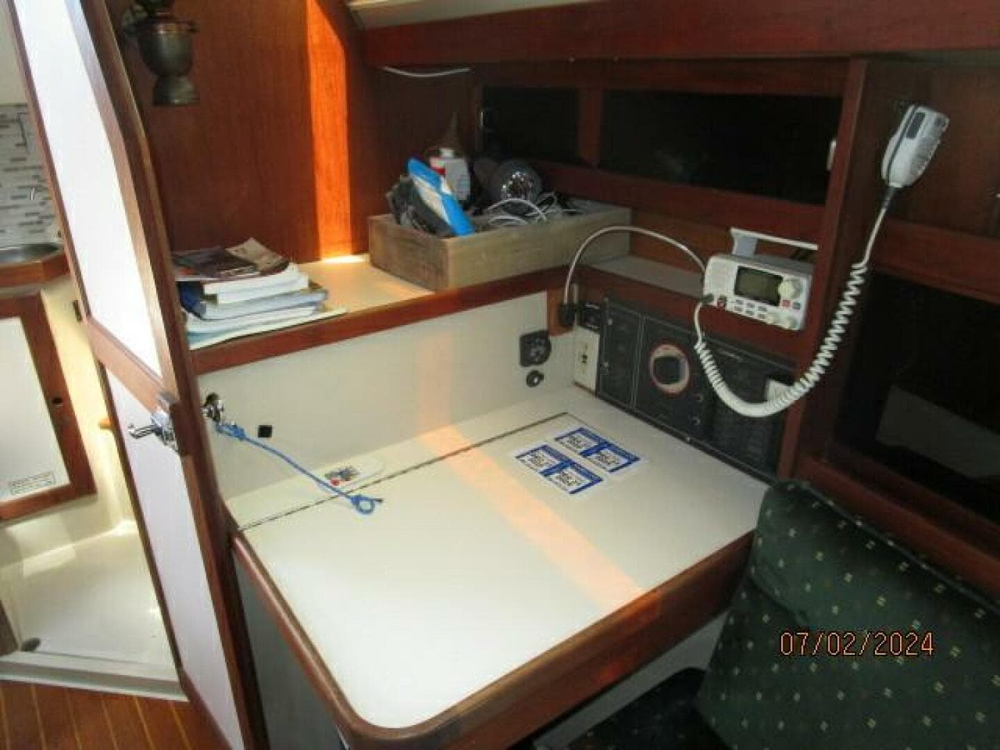 34' Catalina nav station