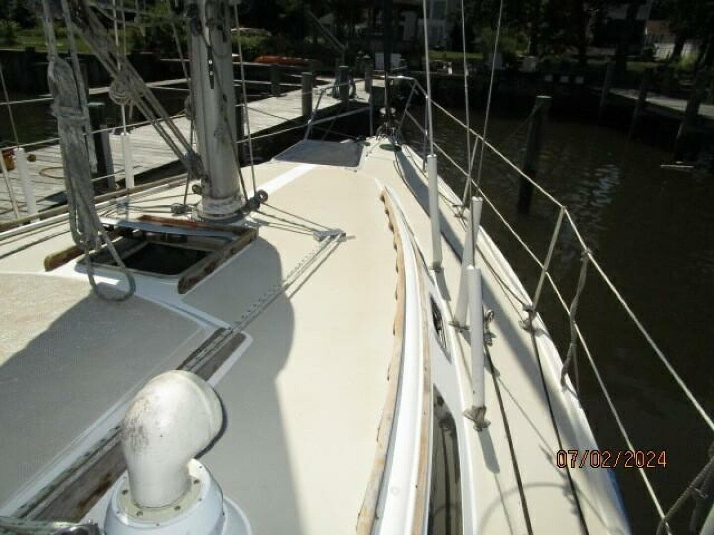 34' Catalina foredeck