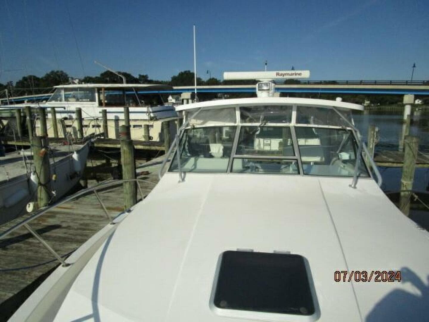 33' Wellcraft foredeck aft