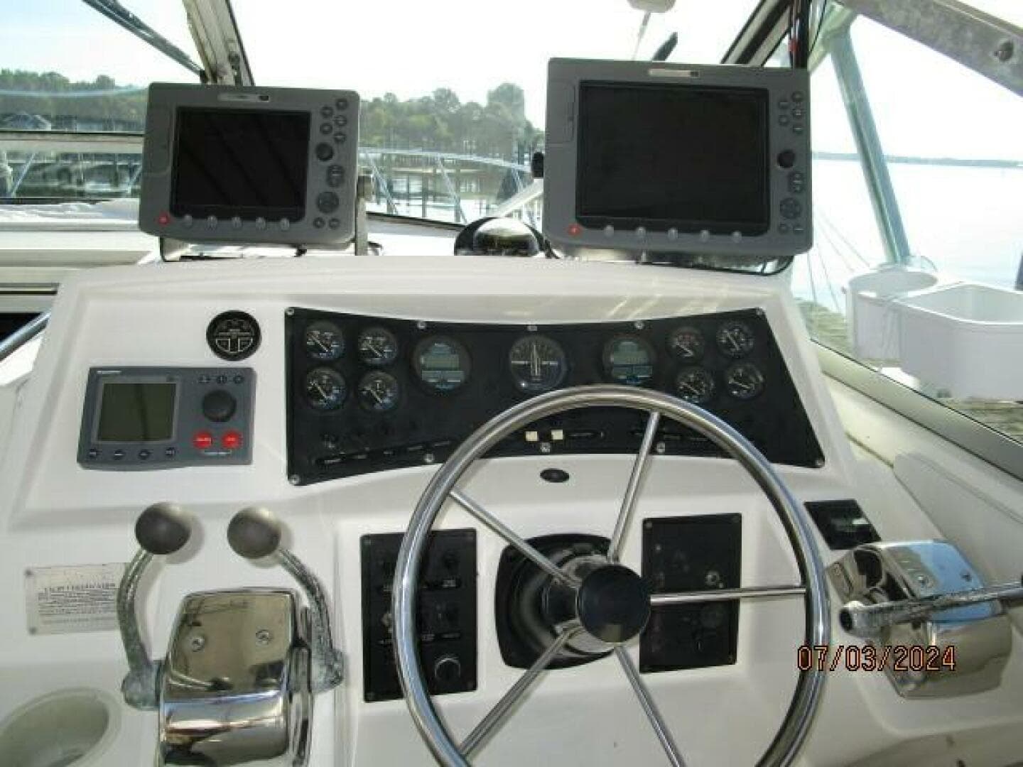 33' Wellcraft helm2