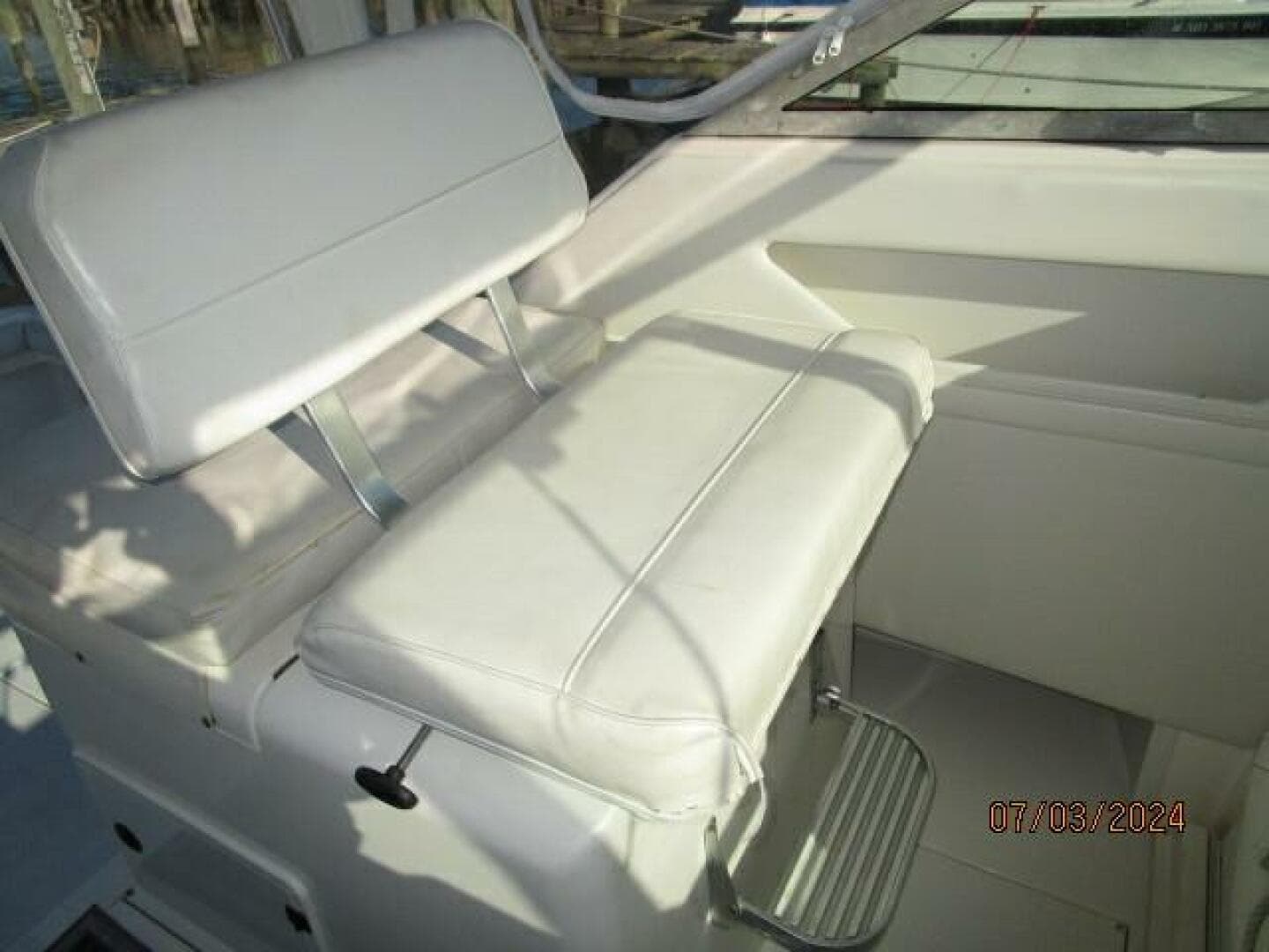 33' Wellcraft mate benchseat