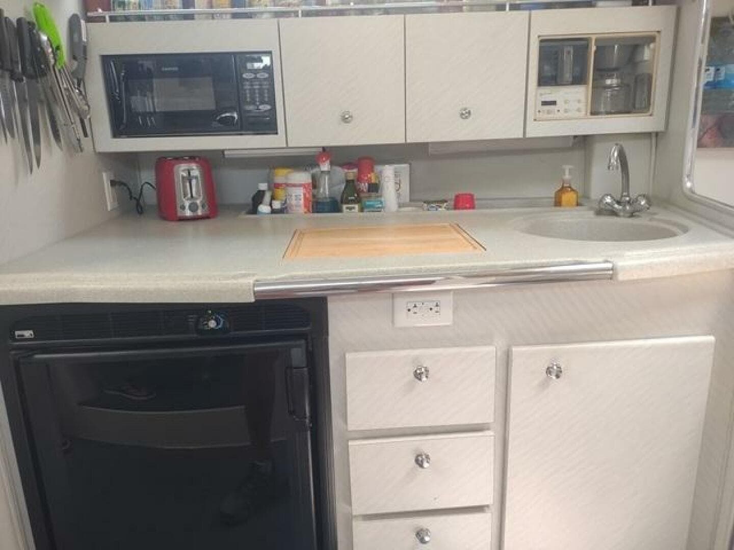 33' Wellcraft galley2