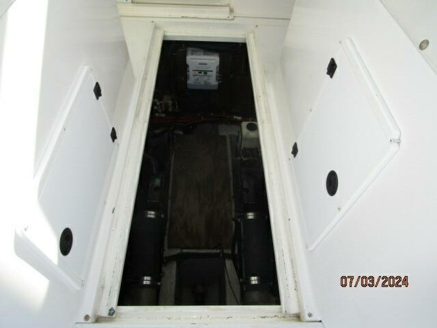 33' Wellcraft engine room access1