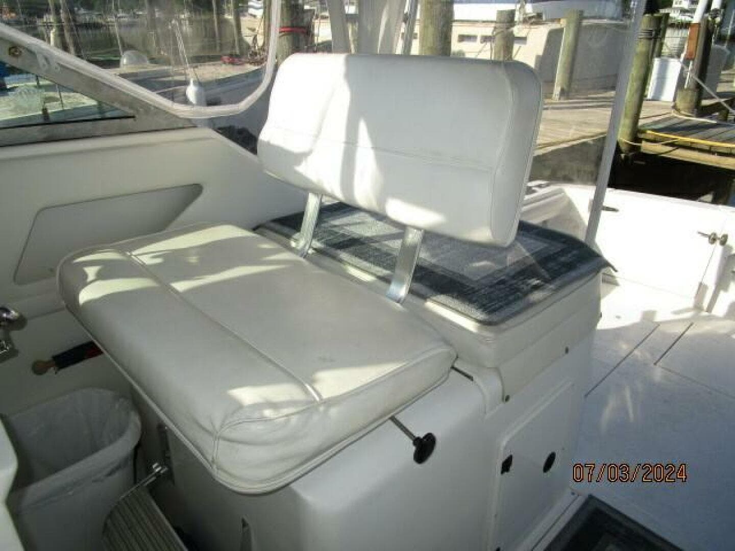 33' Wellcraft helm benchseat