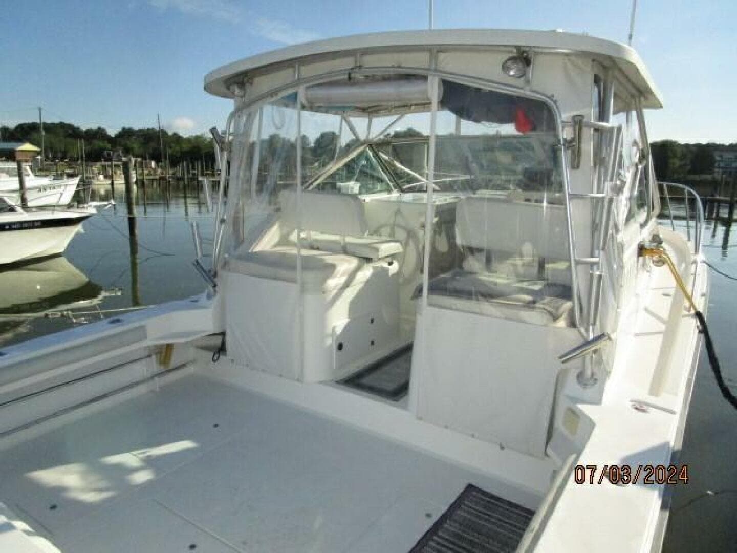 33' Wellcraft cockpit forward