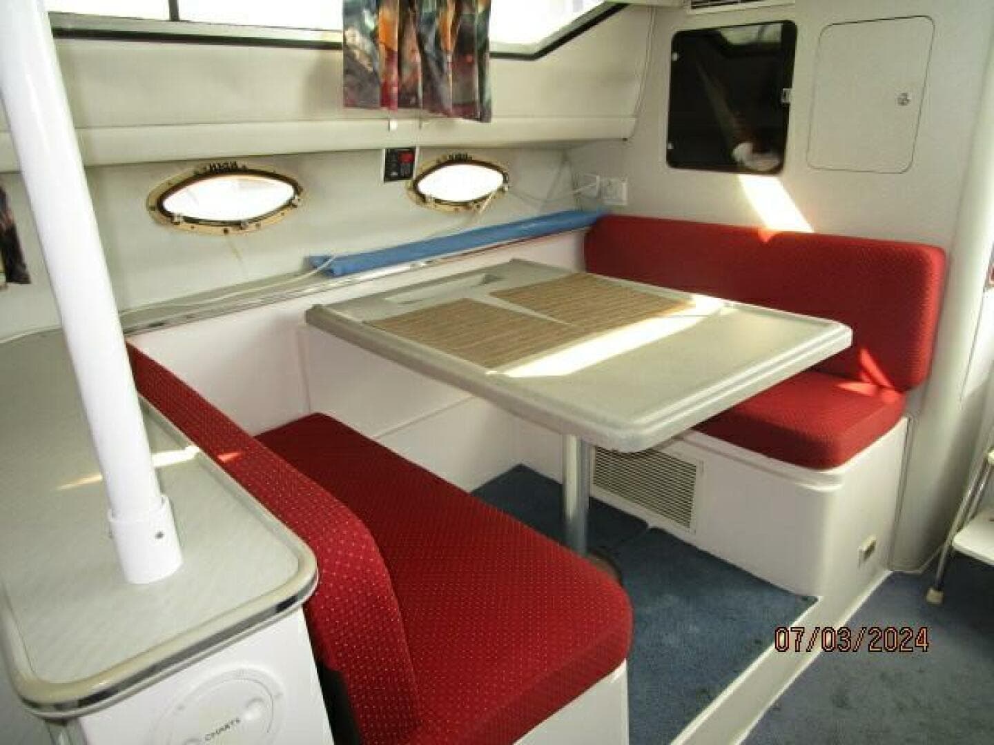 33' Wellcraft dinette1