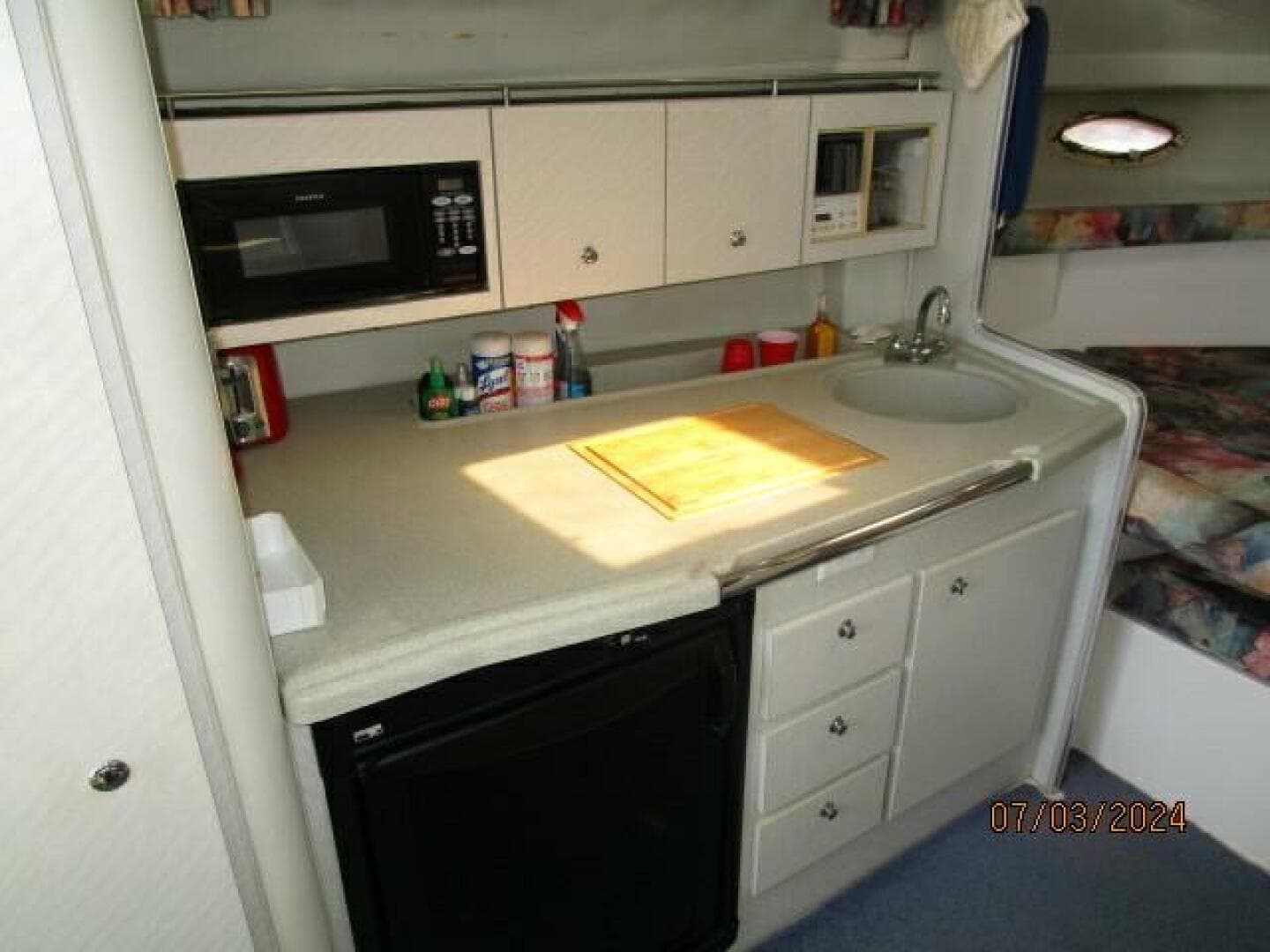 33' Wellcraft galley1