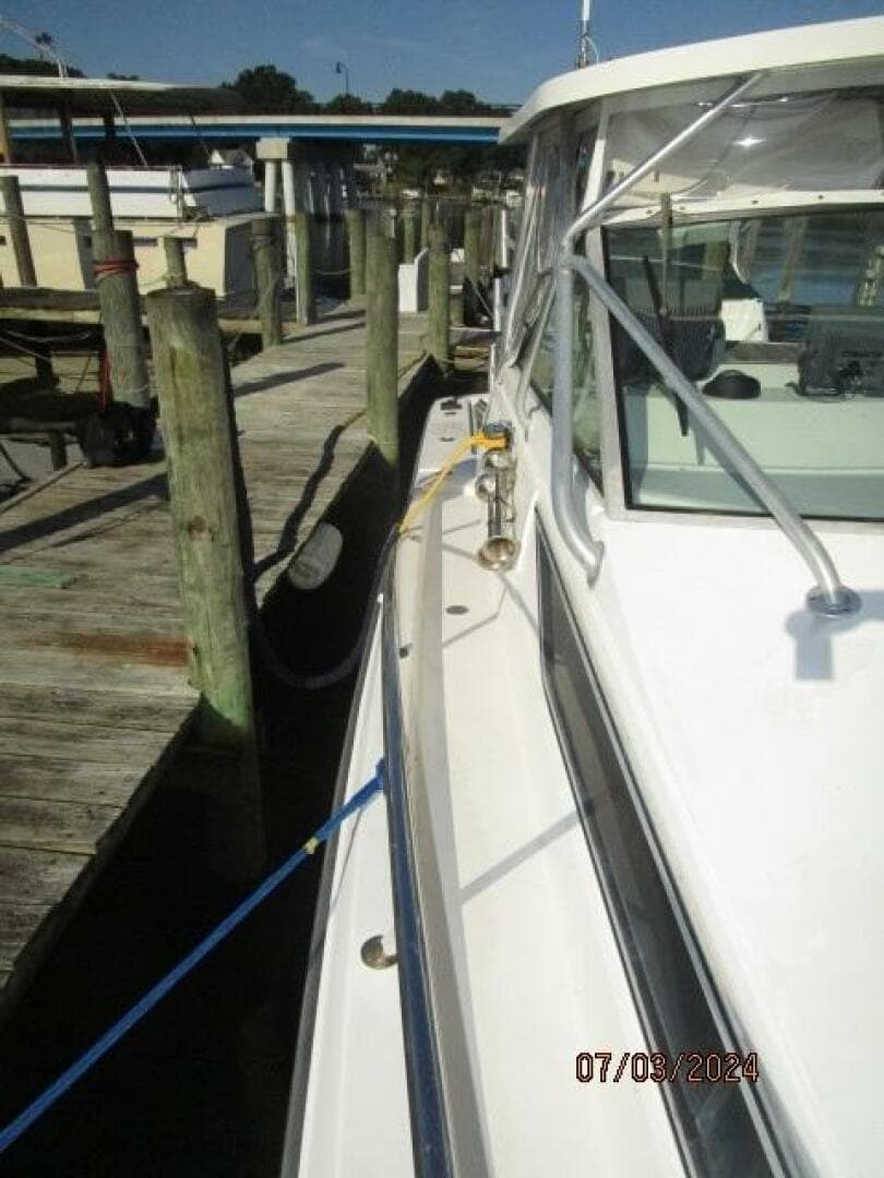 33' Wellcraft starboard side deck