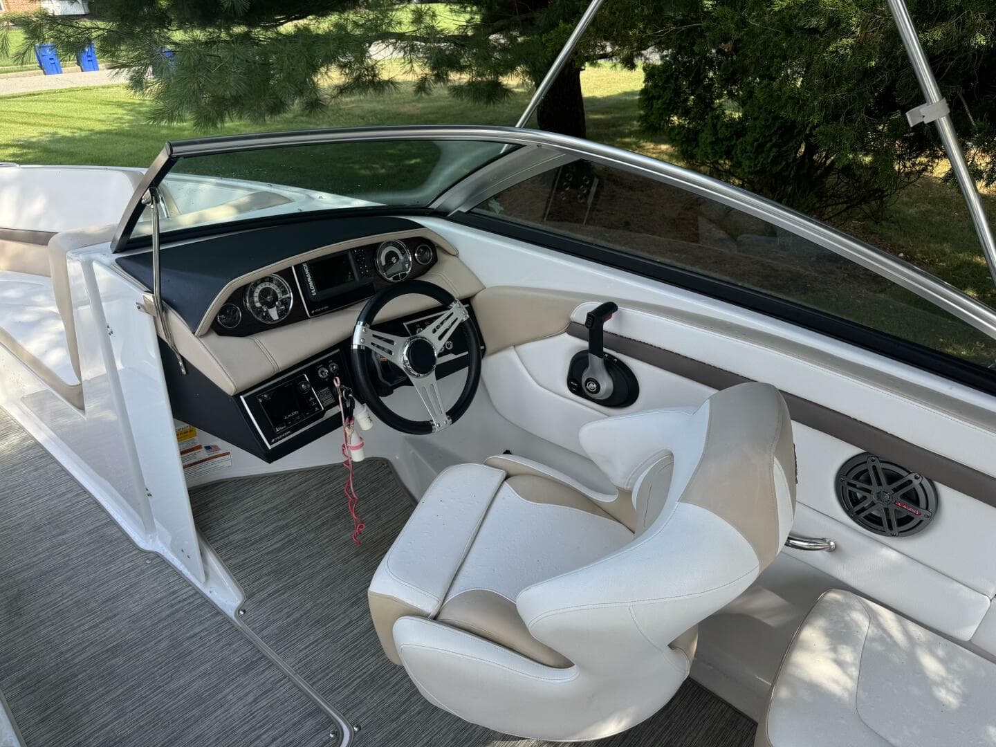 2019 Four Winns H230