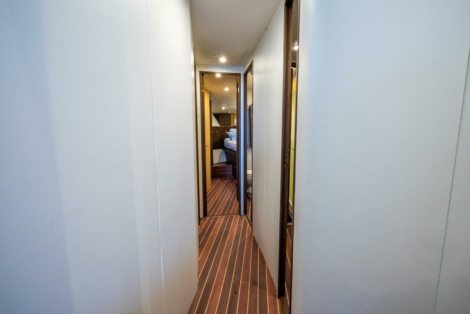 2005 Viking 52 Convertible