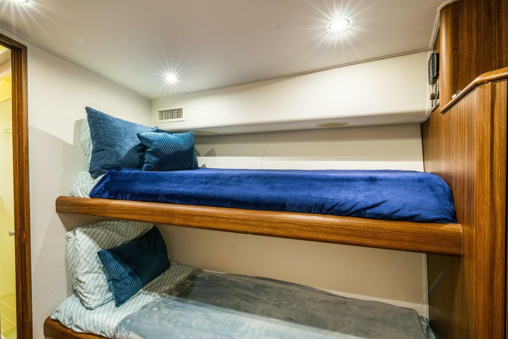 2005 Viking 52 Convertible