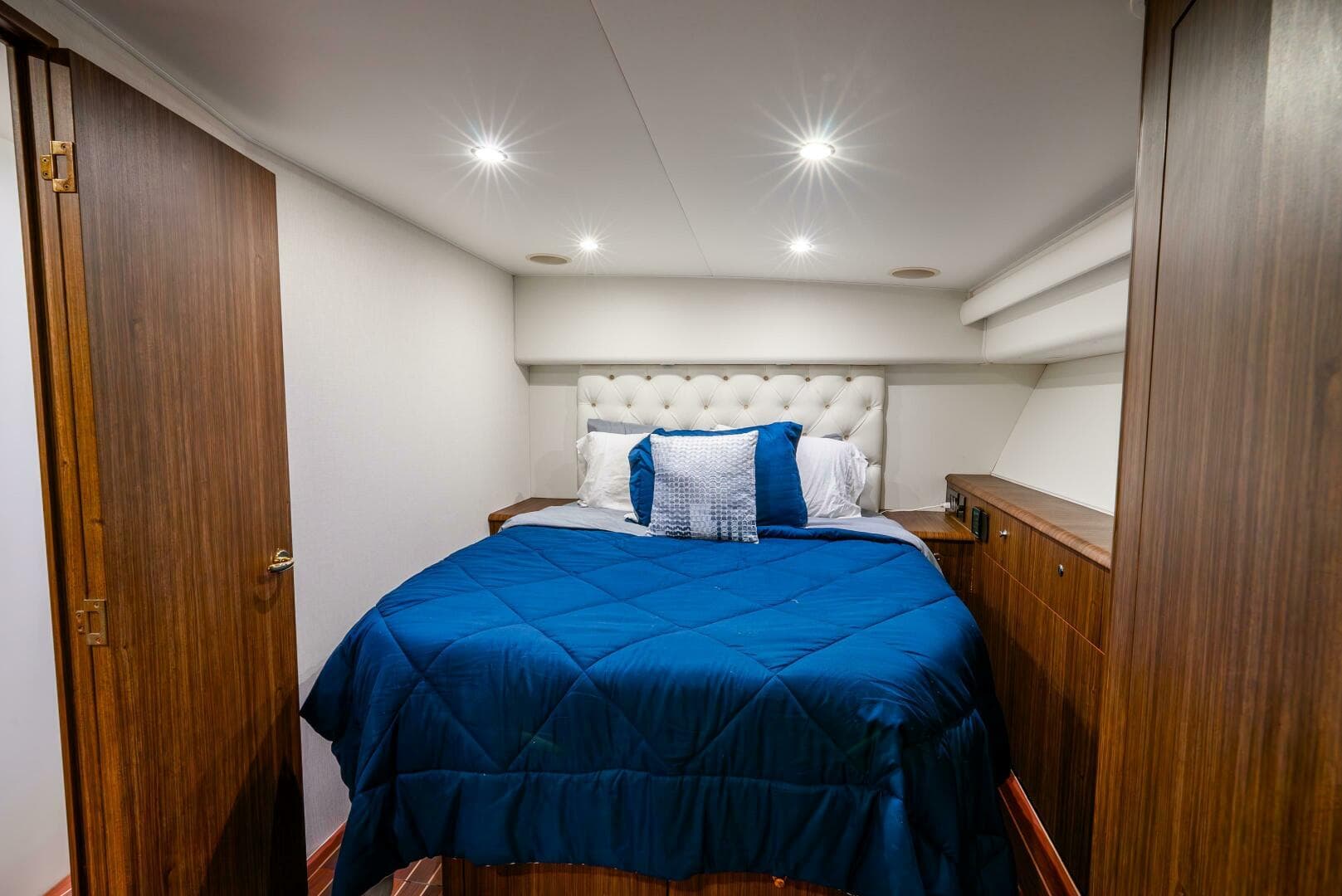 2005 Viking 52 Convertible