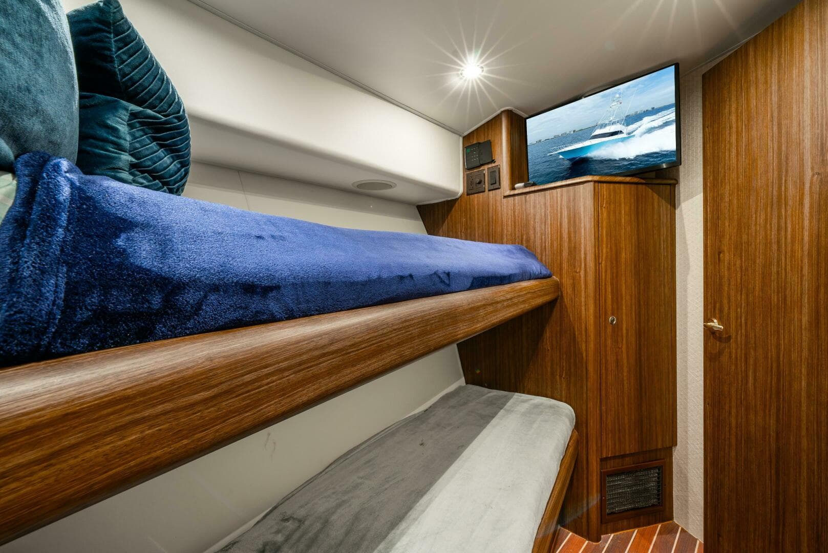 2005 Viking 52 Convertible