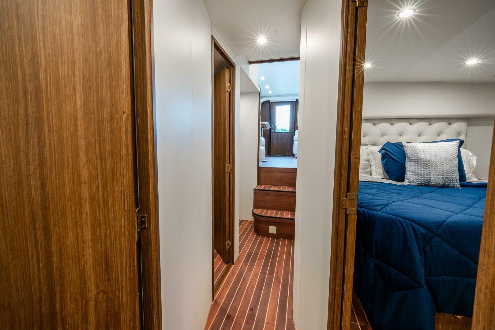 2005 Viking 52 Convertible