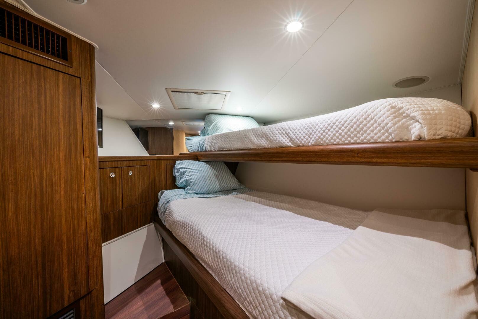 2005 Viking 52 Convertible